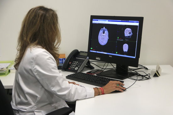 Cancer researcher Núria Rodríguez de Dios looking at brain scans at Barcelona's Hospital del Mar (Noèlia Llobera/ACN)